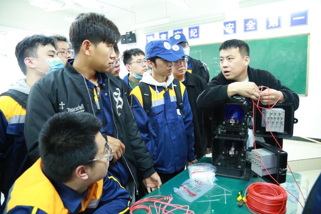 6955603243750178 3118云顶集团官网教师为兰州交通大学学生讲授专业知识.jpg